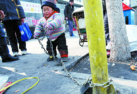 2year_old_chained_to_pole_china2.jpg